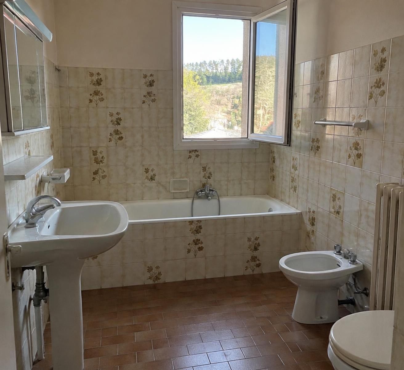 découvrez comment peindre le carrelage de votre salle de bain : étapes de préparation, choix de la peinture, conseils pratiques et erreurs à éviter.